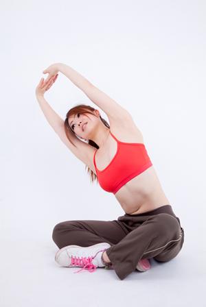 茨島のジムで骨盤エクササイズをする